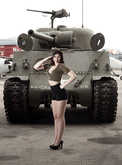 femme retro militaire sexy